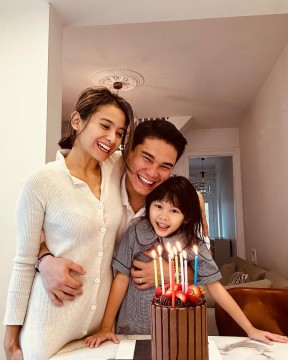 Acha Septriasa dan Vicky bersama putri mereka. (Instagram)